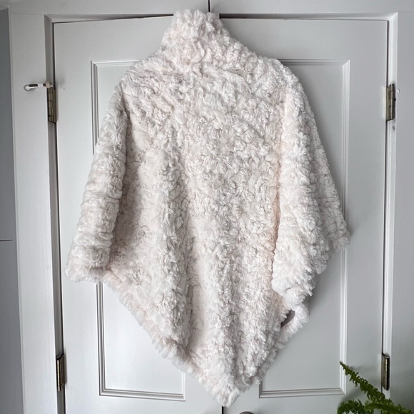 NWT Johnston and Murphy Faux Fur Reversible Poncho •OS• - Picture 2 of 9